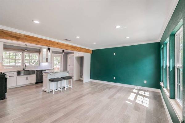 1326 S Pine Street, Grapevine, TX 76051