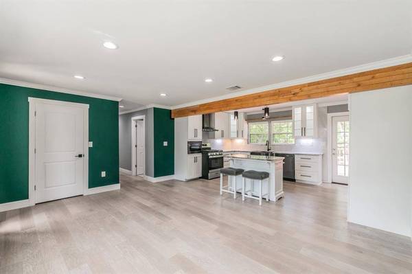 1326 S Pine Street, Grapevine, TX 76051