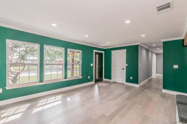 1326 S Pine Street, Grapevine, TX 76051