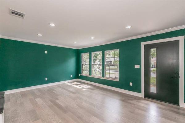 1326 S Pine Street, Grapevine, TX 76051