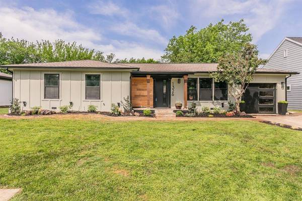 1326 S Pine Street, Grapevine, TX 76051