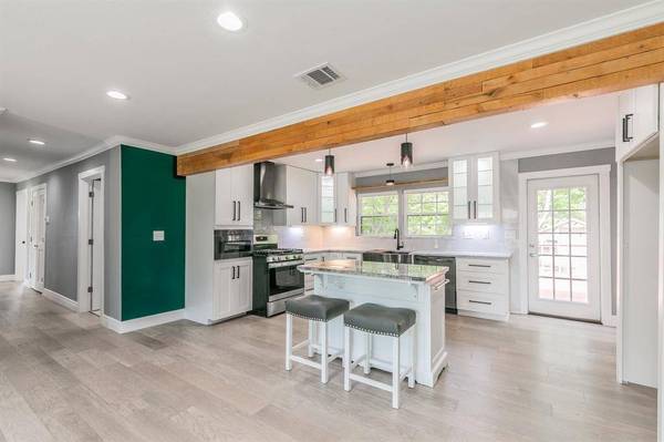 1326 S Pine Street, Grapevine, TX 76051