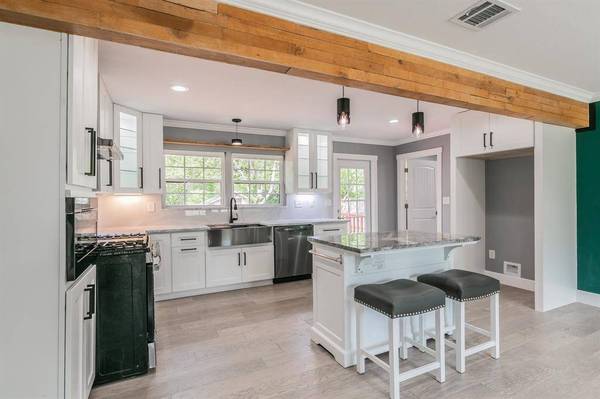 1326 S Pine Street, Grapevine, TX 76051