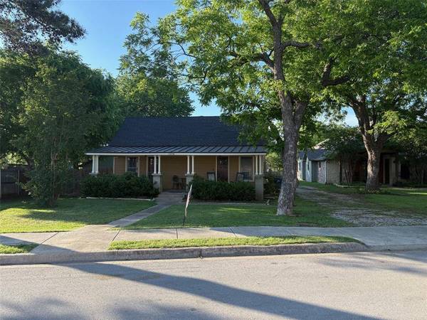 1314 Worthington Street, Grapevine, TX 76051