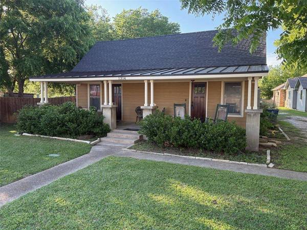 1314 Worthington Street, Grapevine, TX 76051