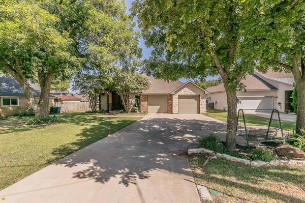 1306 Worthington Street, Grapevine, TX 76051