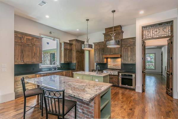 1306 Worthington Street, Grapevine, TX 76051