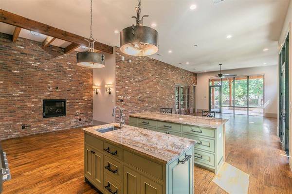 1306 Worthington Street, Grapevine, TX 76051