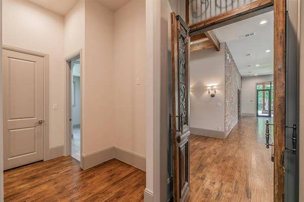 1306 Worthington Street, Grapevine, TX 76051