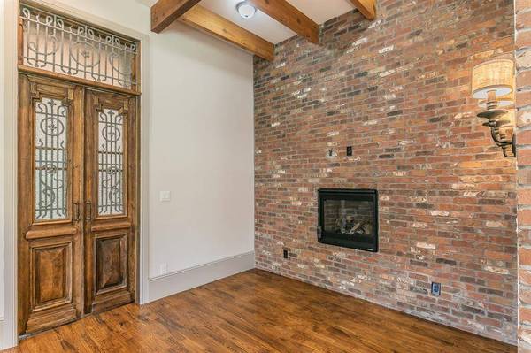 1306 Worthington Street, Grapevine, TX 76051