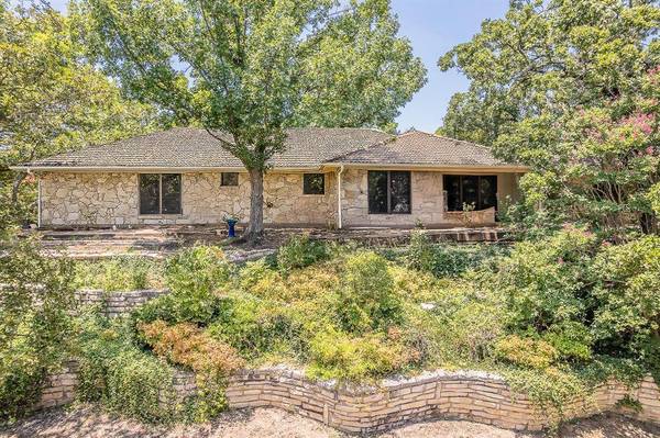 2406 Drawbridge Drive, Arlington, TX 76012