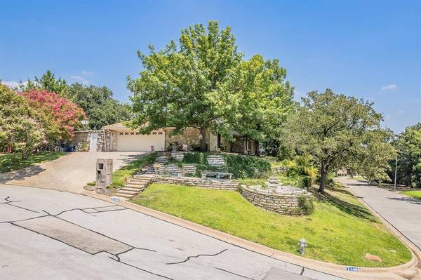 2406 Drawbridge Drive, Arlington, TX 76012