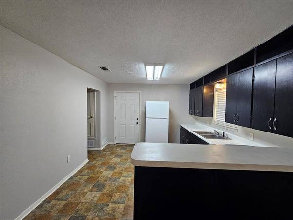 712 Narrow Street, Weatherford, TX 76086