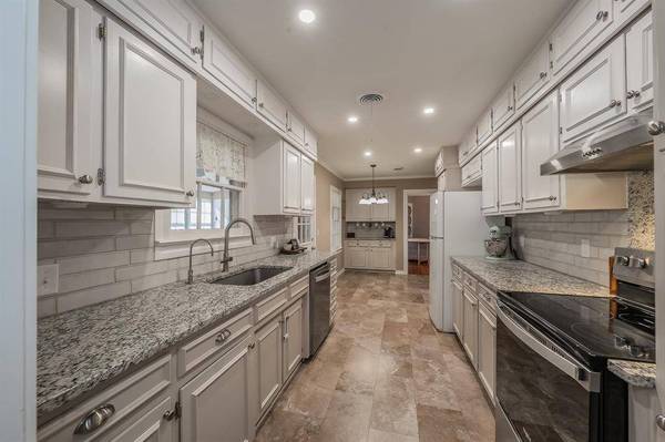 202 S Tower Street, Weatherford, TX 76086