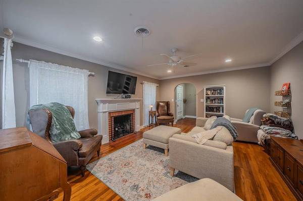 202 S Tower Street, Weatherford, TX 76086