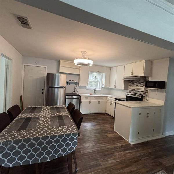 1104 Locust Street, Gainesville, TX 76240