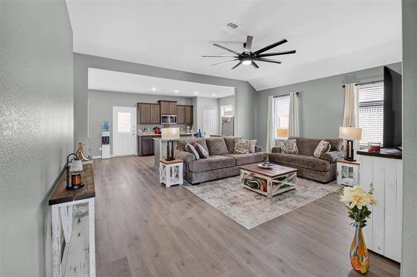 905 Cawthorne Trail, Fort Worth, TX 76108