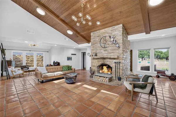 31 Rancho Drive N, Fort Worth, TX 76244