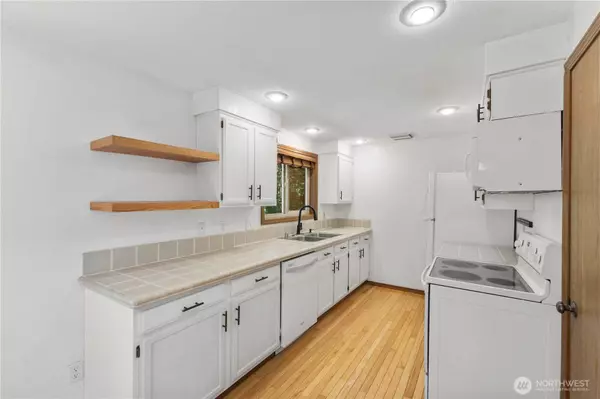 7511 Kittiwake DR SE, Olympia, WA 98513