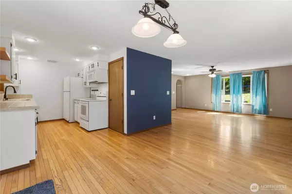 7511 Kittiwake DR SE, Olympia, WA 98513