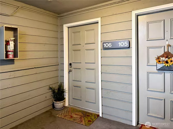 22215 6th AVE S #106, Des Moines, WA 98198