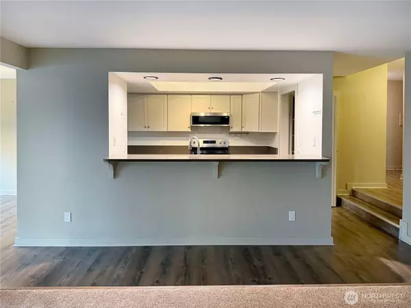 22215 6th AVE S #106, Des Moines, WA 98198