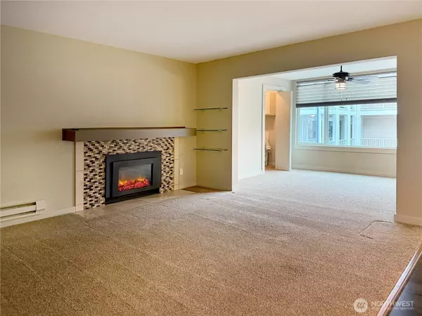 22215 6th AVE S #106, Des Moines, WA 98198