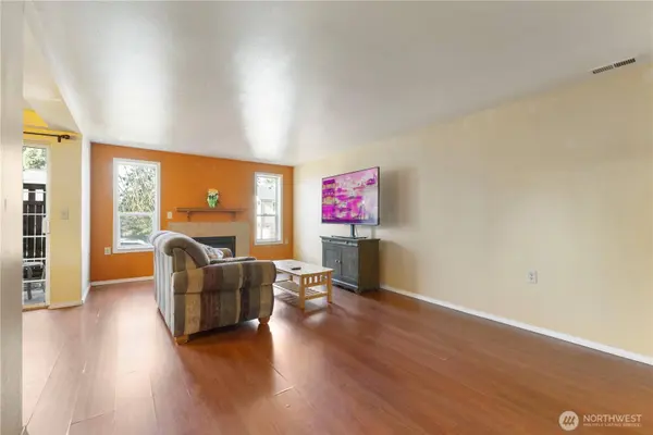 3939 10th ST SE #D6, Puyallup, WA 98374