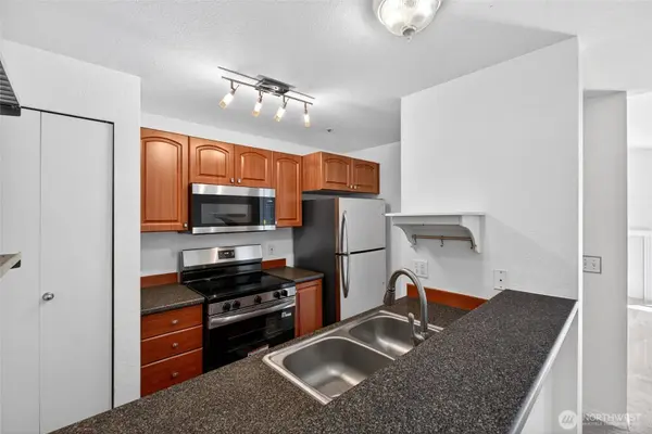 19230 Forest Park DR NE #A201, Lake Forest Park, WA 98155