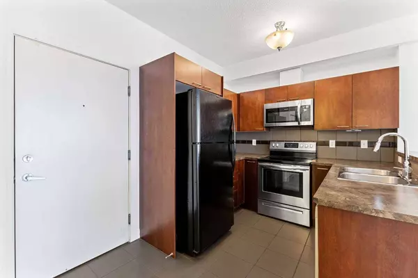 2420 34 AVE Southwest #302, Calgary, AB T2T 2C8