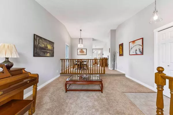 111 Edgebyne CRES NW, Calgary, AB T3A 4B4