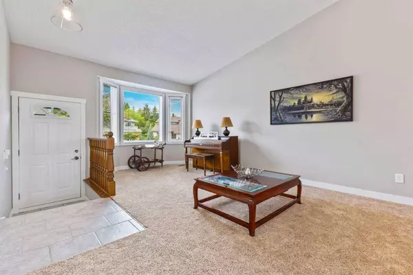 111 Edgebyne CRES NW, Calgary, AB T3A 4B4