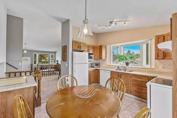 111 Edgebyne CRES NW, Calgary, AB T3A 4B4