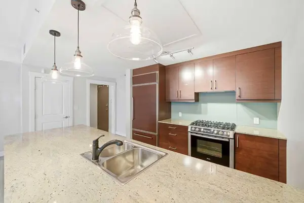 733 2 AVE SW #103, Calgary, AB T2P 0E4