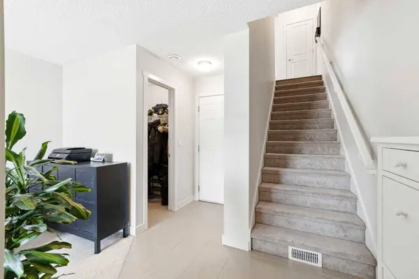 14 Nolan Hill Gate NW, Calgary, AB T3R 0T9
