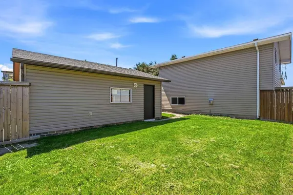 151 Templevale PL NE, Calgary, AB T1Y 4V6
