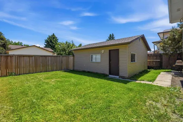 151 Templevale PL NE, Calgary, AB T1Y 4V6