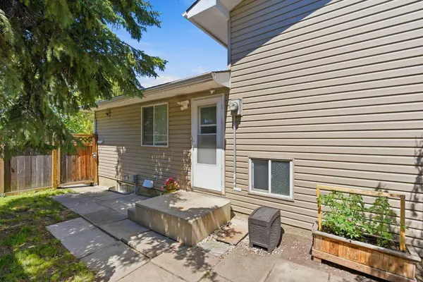 151 Templevale PL NE, Calgary, AB T1Y 4V6
