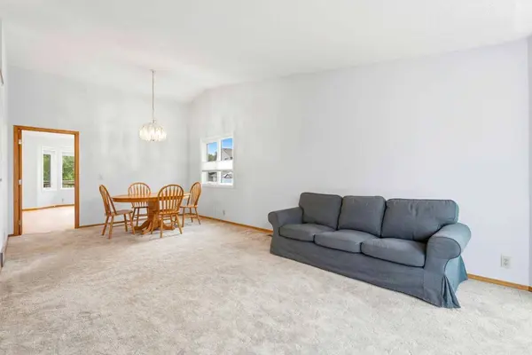 5 Sandpiper Gate NW, Calgary, AB T3K 3T8