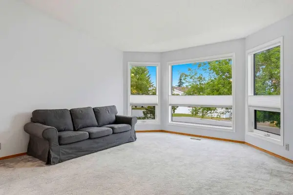 5 Sandpiper Gate NW, Calgary, AB T3K 3T8