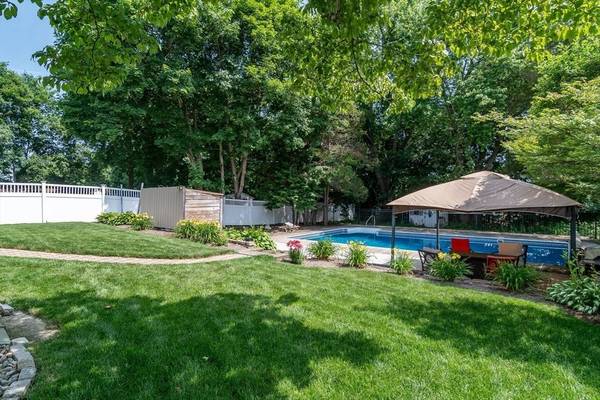 39 Park Ave, Webster, MA 01570