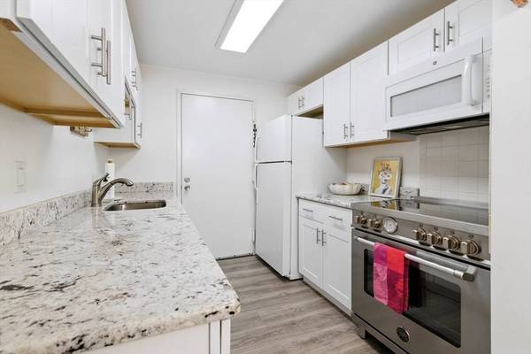 3 Post Oak Ln #1, Natick, MA 01760