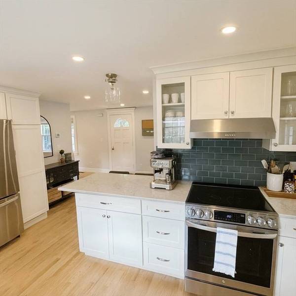 1 Windsor Ave, Natick, MA 01760