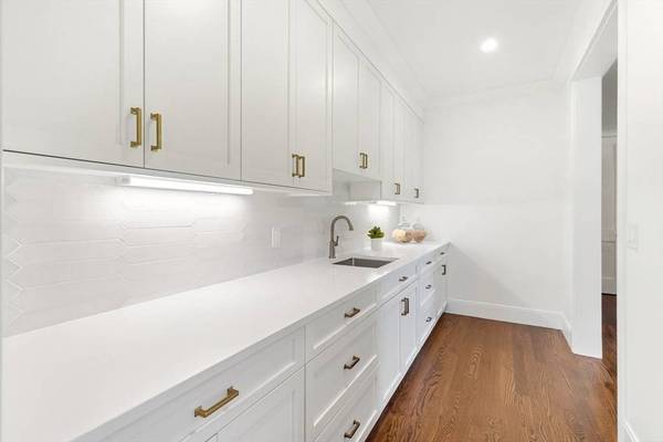 48 Graystone Lane, Natick, MA 01760