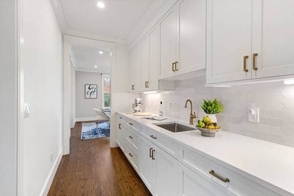 48 Graystone Lane, Natick, MA 01760