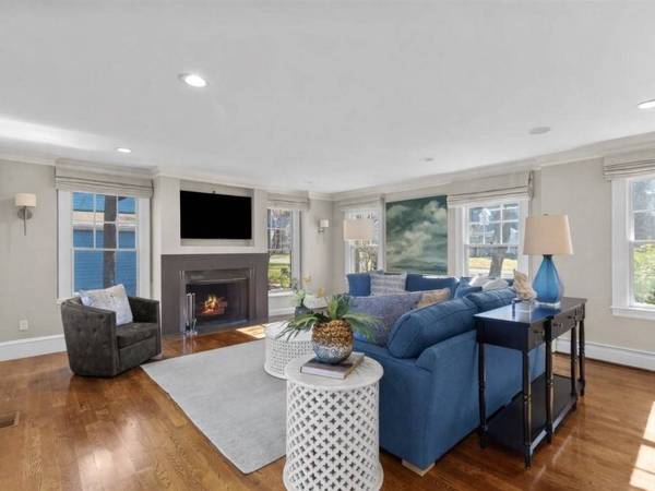 8 Tennyson Road, Wellesley, MA 02481