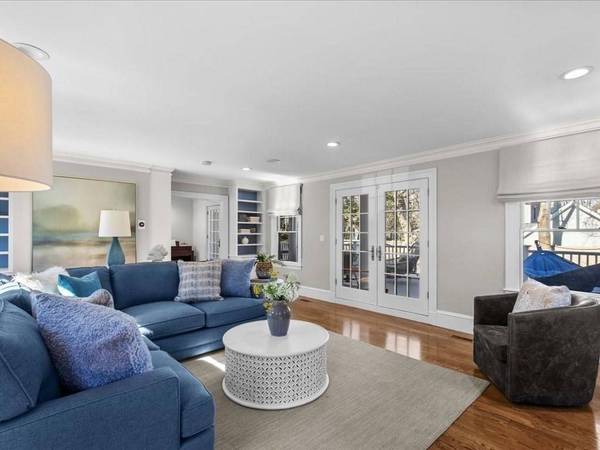 8 Tennyson Road, Wellesley, MA 02481