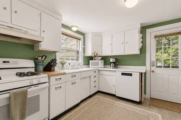 34 Sheridan Rd, Wellesley, MA 02481