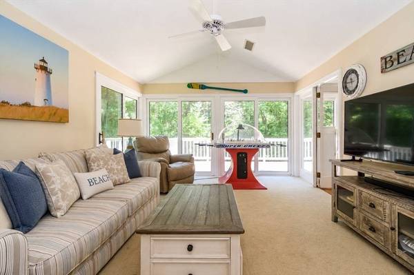 13 Aqueduct Rd, Natick, MA 01760