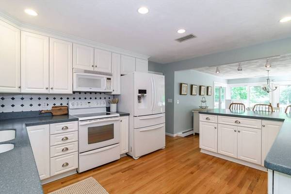13 Aqueduct Rd, Natick, MA 01760